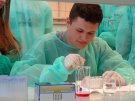 Uczniowie z III  Liceum Ogólnokształcącego podczas zajęć w Zakładzie Chemii Leków