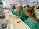 Uczniowie z I LO w Olecku podczas zajęć w Zakładzie Toksykologi