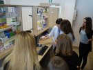Zwiedzanie apteki szkoleniowej prowadzonej przez Zakład Farmacji Stosowanej 