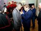 Inauguracja roku akademickiego UMB 2016/2017, odchodzący dyrektor szpitala klinicznego dr Bogusław Poniatowski odbiera medal z rąk wiceministra zdrowia Jarosława Pinkasa 