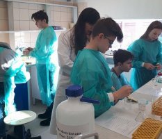 Uczniowie * Gimnazjum w Białymstoku podczas warsztatów w Zakładzie Biochemii Farmaceutycznej 