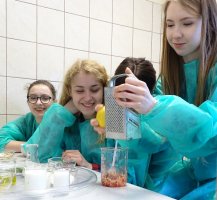 Uczniowie II LO z Augustowa podczas warsztatów w Zakładzie Bromatologii.