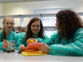 Uczniowie II LO z Augustowa podczas warsztatów w Zakładzie Bromatologii.