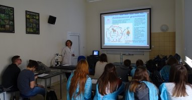 Uczniowie II LO z Augustowa podczas warsztatów w Zakładzie Biologii.
