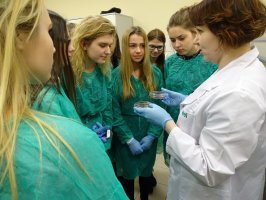 Warsztaty w Zakładzie Chemii Leków - uczniowie z III LO w Białymstoku