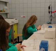 Warsztaty w Zakładzie Biochemii Farmaceutycznej  - uczniowie z III LO w Białymstoku