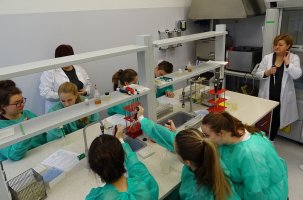 Uczniowie z I LO w Białymstoku podczas zajęć w Zakładzie Farmacji Stosowanej.