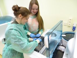 Uczniowie z I LO w Białymstoku podczas zajęć w Zakładzie Laboratoryjnej Diagnostyki Pediatrycznej.