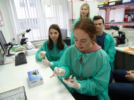 Uczniowie z I LO w Białymstoku podczas zajęć w Zakładzie Diagnostyki Hematologicznej.