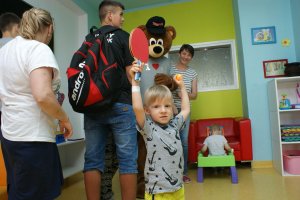 Tenisiści stołowi z UKS Dojlidy Białystok z wizytą w Uniwersyteckim Dziecięcym Szpitalu Klinicznym 