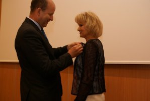 Prezydent RP przyznał Złoty Krzyż Zasługi prof. Milenie Dąbrowskiej za zasługi na
rzecz środowiska diagnostów labolatoryjnych. Medal wręczył minister Radziwiłł