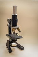 Mikroskop ze zbiorów Muzeum Historii Medycyny i Farmacji UMB
