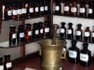 Buteleczki apteczne i moździerz w Muzeum Historii Medycyny i Farmacji UMB