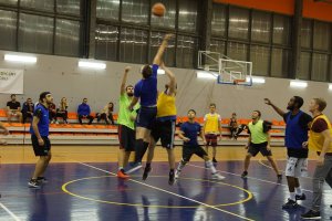 Wyniki koszykówki - IX Turniej Sportowy UMB trwa