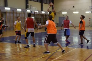 Wyniki koszykówki - IX Turniej Sportowy UMB trwa