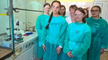 Uczniowie z I LO w Siedlcach podczas warsztatów w Zakładzie Chemii Organicznej 