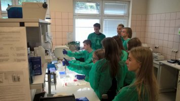 Uczniowie z I LO w Siedlcach podczas warsztatów w Zakładzie Chemii Leków