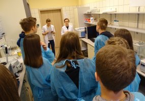 Studiuj w UMB - uczniowie z III LO w Białymstoku w Samodzielnej Pracowni Analizy Leków  