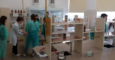 Uczniowie z LO w Węgrowie podczas zajęć w Zakładzie Chemii Medycznej