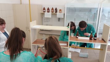 Uczniowie z LO w Węgrowie podczas zajęć w Zakładzie Chemii Medycznej