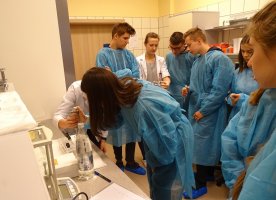 Studiuj w UMB - uczniowie z III LO w Białymstoku w Samodzielnej Pracowni Analizy Leków  