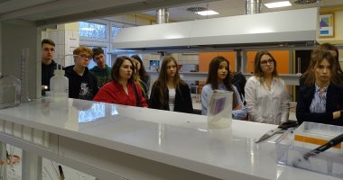 Młodzież z z Liceum Ogólnokształcącego im. J. I. Kraszewskiego w Białej Podlaskiej w Zakładzie Chemii Leków