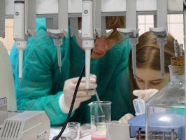 Młodzież z I LO w Malborku podczas warsztatów w Zakładzie Chemii Leków