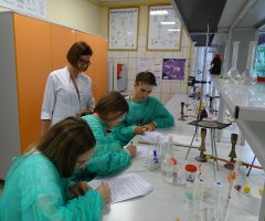 Młodzież z I LO w Malborku podczas warsztatów w Zakładzie Chemii Nieorganicznej i Analitycznej