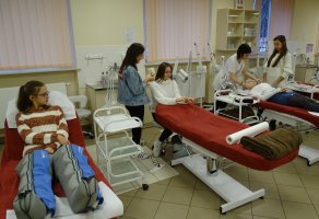 Uczniowie z II LO w Bielsku Podlaskim z białoruskim  językiem nauczania podczas warsztatów w Samodzielnej Pracowni Kosmetologii