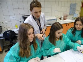 Uczniowie z II LO w Bielsku Podlaskim z białoruskim  językiem nauczania podczas warsztatów w Zakładzie Analizy Instrumentalnej 