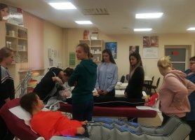 Uczniowie z LO w Węgrowie podczas zajęć w Samodzielnej Pracowni Kosmetologii