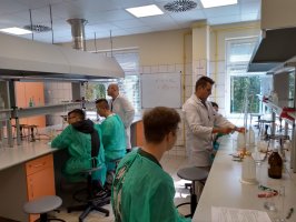 Uczniowie z I LO w Siedlcach podczas warsztatów w Zakładzie Chemii Nieorganicznej i Analitycznej 