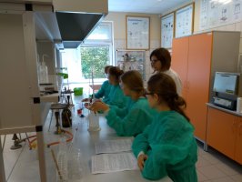 Uczniowie z I LO w Siedlcach podczas warsztatów w Zakładzie Chemii Nieorganicznej i Analitycznej 