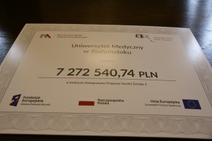 Symboliczny czek na 7 mln złotych otrzymały Władze UMB z rąk doradcy Wicepremiera, Ministra Nauki i Szkolnictwa Wyższego Jarosława Gowina