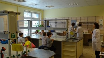 Zajęcia dla przedszkolaków prowadzone przez naukowców z Samodzielnej Pracowni Analizy Leków