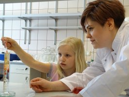 Zajęcia dla przedszkolaków prowadzone przez naukowców z Samodzielnej Pracowni Analizy Leków