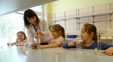 Zajęcia dla przedszkolaków prowadzone przez naukowców z Samodzielnej Pracowni Analizy Leków