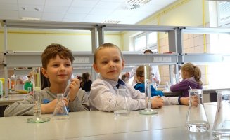 Zajęcia dla przedszkolaków prowadzone przez naukowców z Samodzielnej Pracowni Analizy Leków