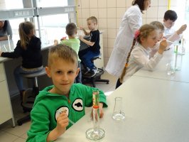 Zajęcia dla przedszkolaków prowadzone przez naukowców z Samodzielnej Pracowni Analizy Leków