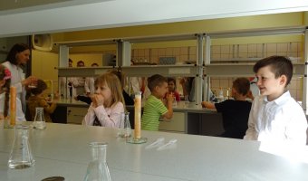 Zajęcia dla przedszkolaków prowadzone przez naukowców z Samodzielnej Pracowni Analizy Leków