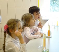 Zajęcia dla przedszkolaków prowadzone przez naukowców z Samodzielnej Pracowni Analizy Leków