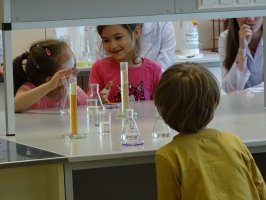 Zajęcia dla przedszkolaków prowadzone przez naukowców z Samodzielnej Pracowni Analizy Leków