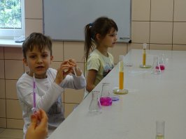 Zajęcia dla przedszkolaków prowadzone przez naukowców z Samodzielnej Pracowni Analizy Leków