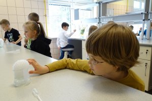 Zajęcia dla przedszkolaków prowadzone przez naukowców z Samodzielnej Pracowni Analizy Leków