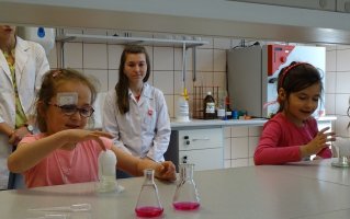 Zajęcia dla przedszkolaków prowadzone przez naukowców z Samodzielnej Pracowni Analizy Leków