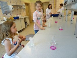 Zajęcia dla przedszkolaków prowadzone przez naukowców z Samodzielnej Pracowni Analizy Leków