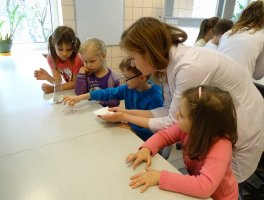 Zajęcia dla przedszkolaków prowadzone przez studentki kierunku Farmacja z organizacji 