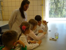 Zajęcia dla przedszkolaków prowadzone przez studentki kierunku Farmacja z organizacji 