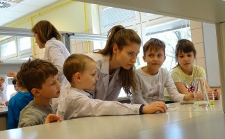 Zajęcia dla przedszkolaków prowadzone przez studentki kierunku Farmacja z organizacji 