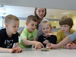 Zajęcia dla przedszkolaków prowadzone przez studentki kierunku Farmacja z organizacji 